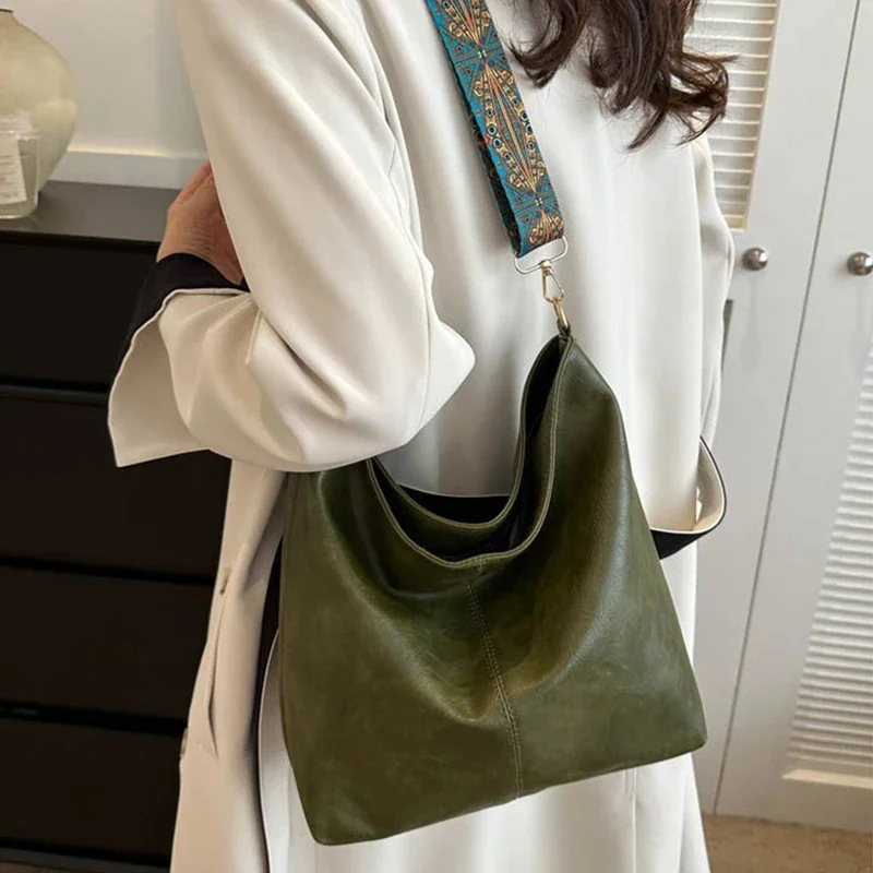 Women's retro large capacity Pu shoulder bag, fashionable crossbody bag, simple casual commuting bucket bag - Image 4