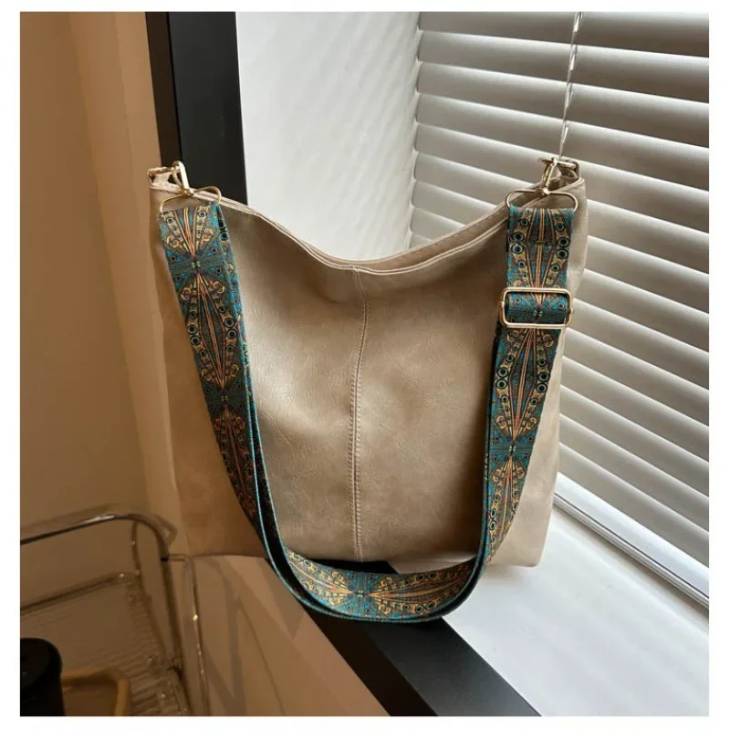 Women's retro large capacity Pu shoulder bag, fashionable crossbody bag, simple casual commuting bucket bag - Image 7